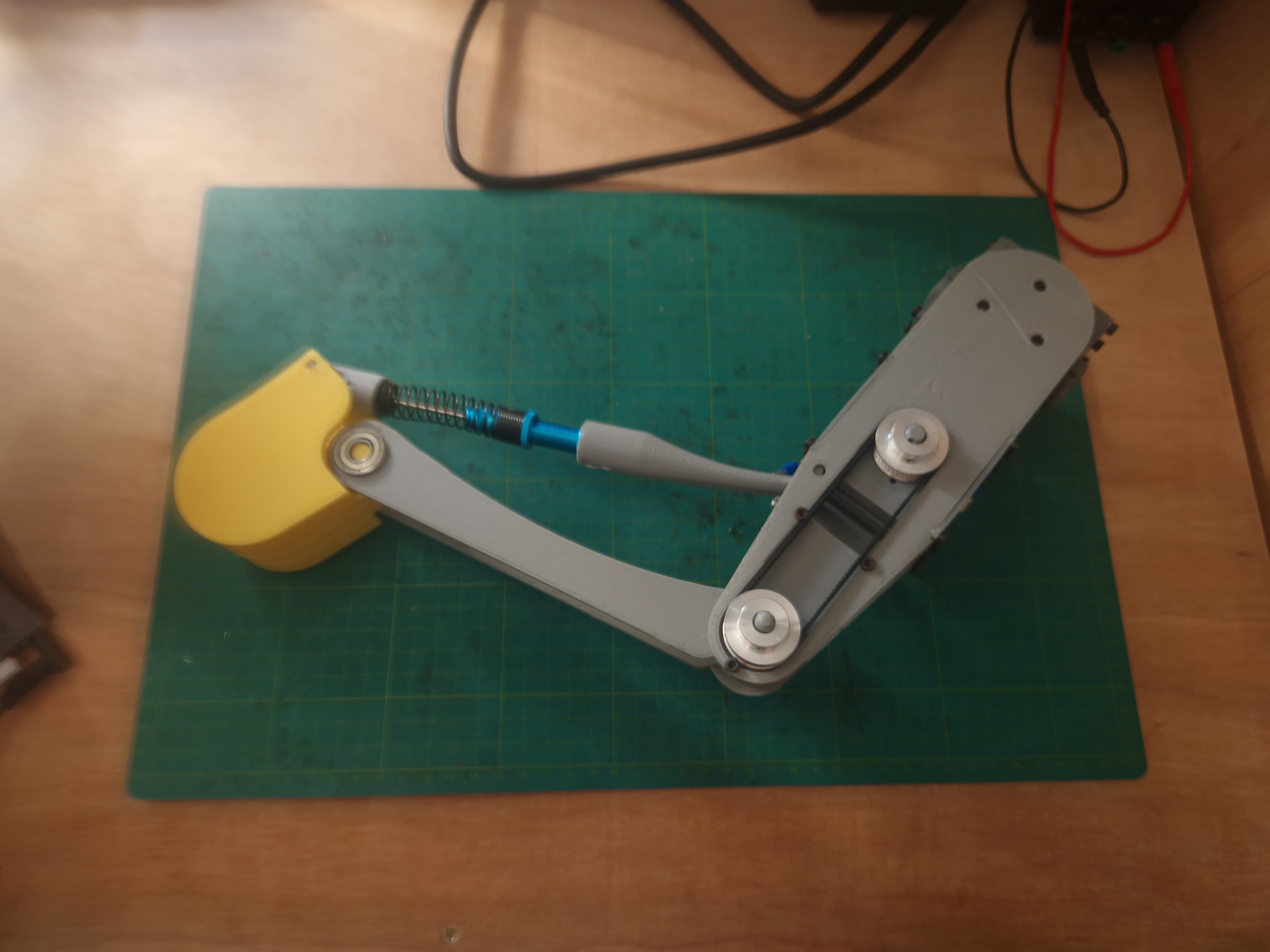 Belt-driven linkage in the robotic dog leg